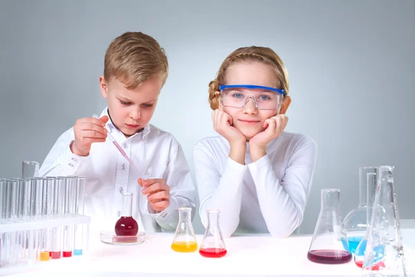 Fiatalos kémikusok — Stock Fotó