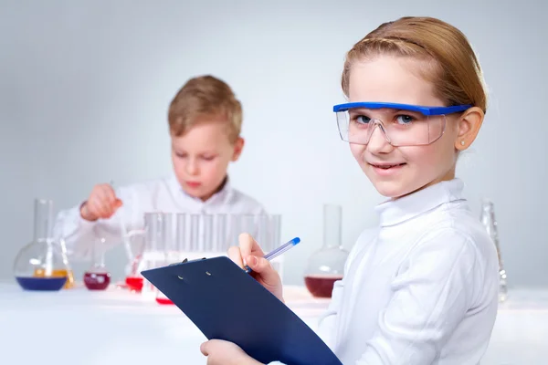 Niedlicher Wissenschaftler — Stockfoto