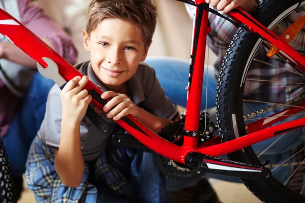 Niño con bicicleta de montaña —  Fotos de Stock
