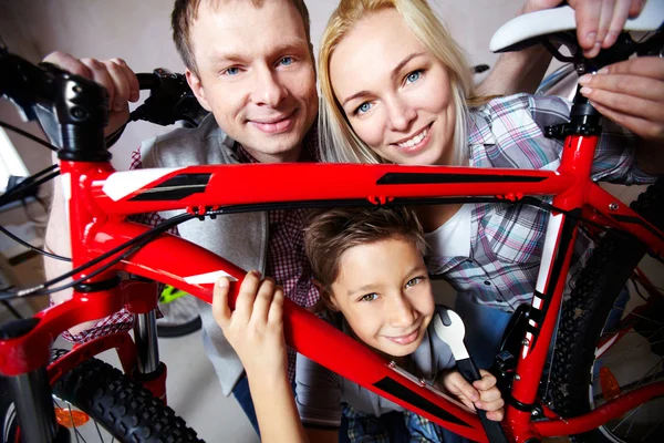 Семья с горным велосипедом — стоковое фото
