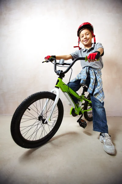 Chłopak na rowerze — Zdjęcie stockowe