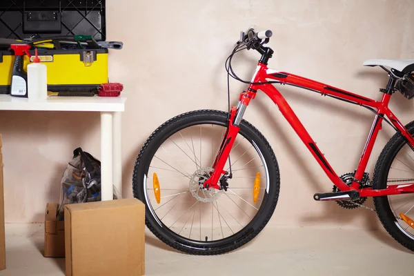 Mountainbike in garage — Stockfoto