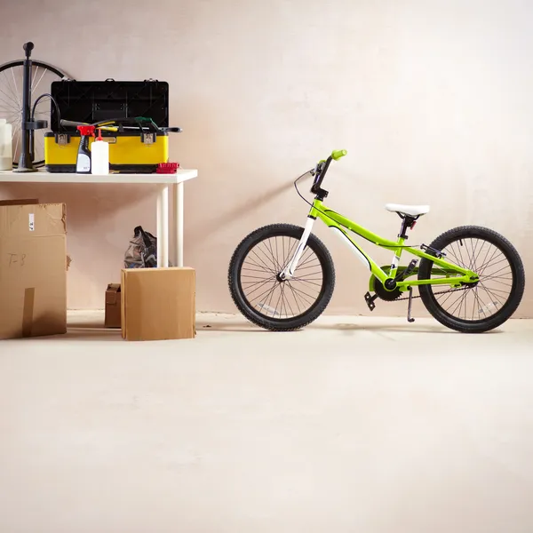 Bicicleta de montanha e equipamentos — Fotografia de Stock