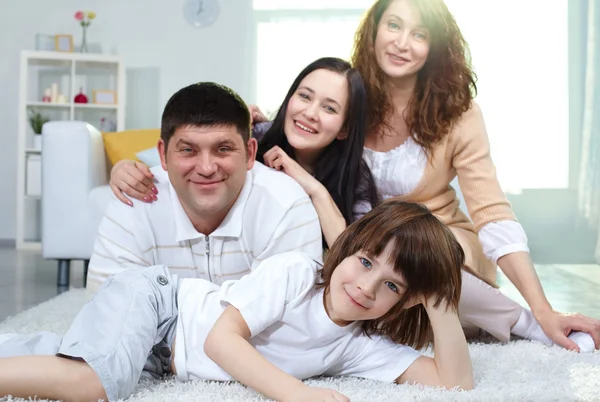 Família feliz em casa — Fotografia de Stock