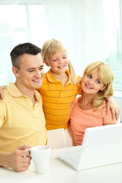 Familj med laptop — Stockfoto