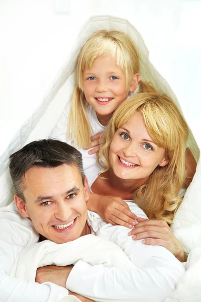 Familie in bed — Stockfoto