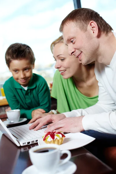 Surfer sur internet au café — Photo