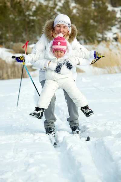 Кататься на лыжах вместе — стоковое фото