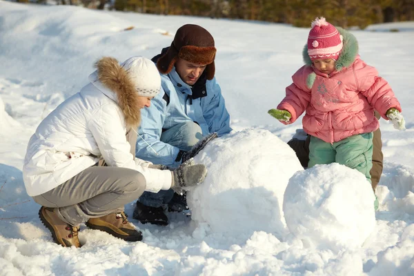 Fazendo boneco de neve — Fotografia de Stock