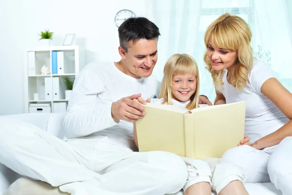 Reading family — Stock Photo, Image