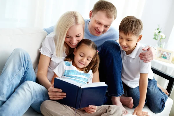 Familie mit Buch — Stockfoto