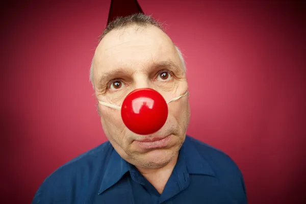 Несчастный человек с красным носом — стоковое фото