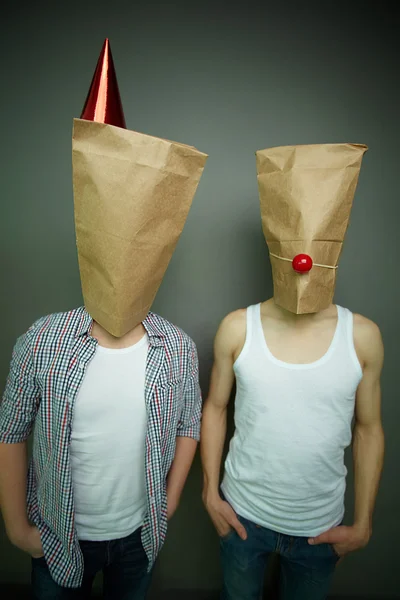 Faceci w torby papierowe — Zdjęcie stockowe