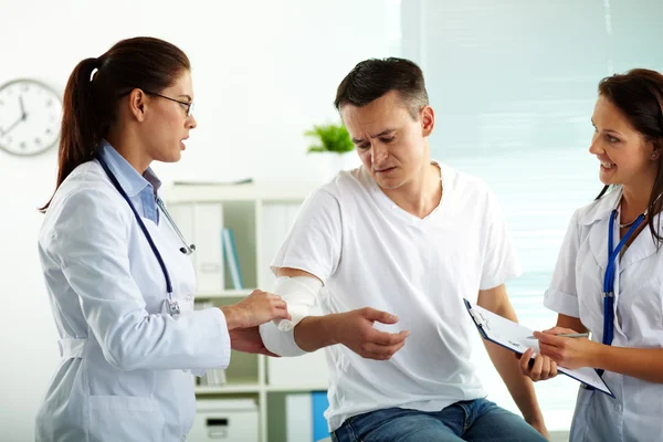 Treatment of patient — Stock Photo, Image