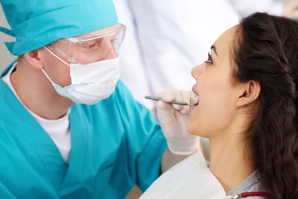 Dentista in occhiali protettivi — Foto Stock
