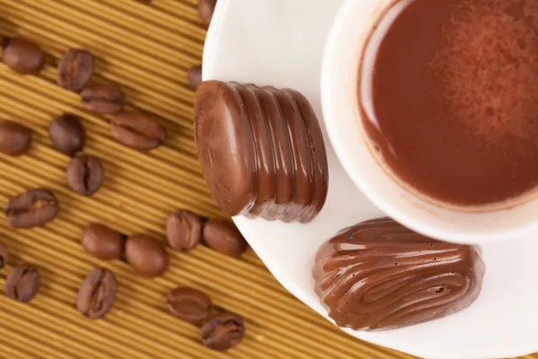 Καπουτσίνο και σοκολάτες — Φωτογραφία Αρχείου