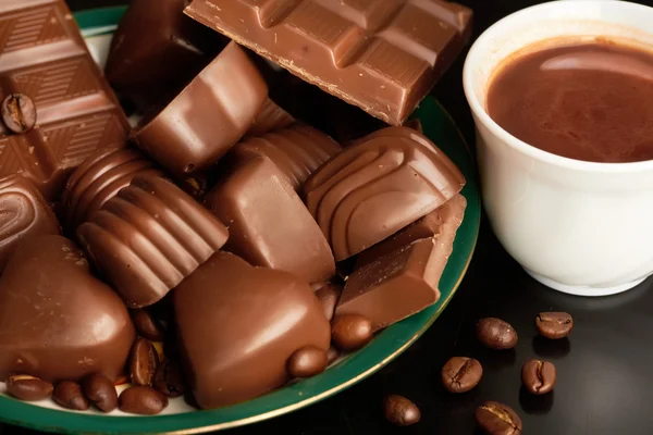 Cappuccino e chocolates — Fotografia de Stock