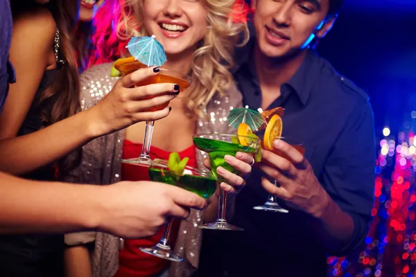 Beber cocktails — Fotografia de Stock