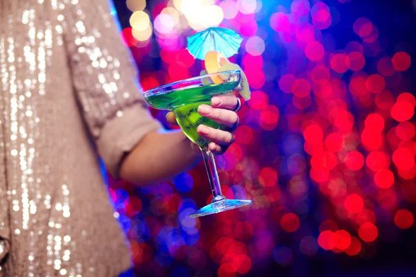 Cocktail halten — Stockfoto