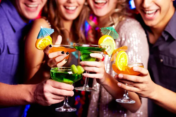 Cocktails halten — Stockfoto