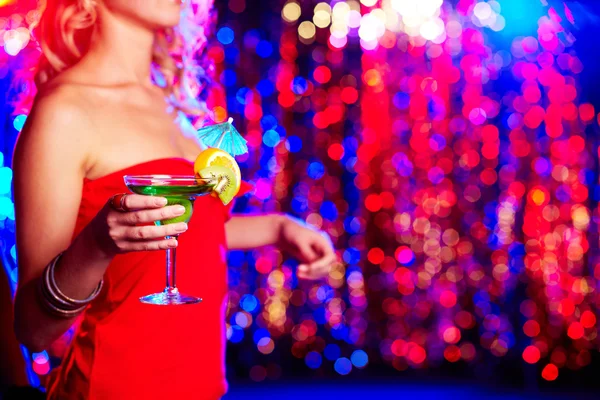 Clubber avec cocktail — Photo