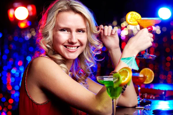 Счастливая девушка с коктейлем — стоковое фото