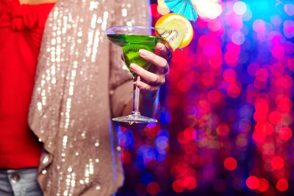 Holding cocktail — Stock Photo, Image