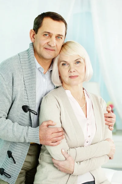Зрелый мужчина и женщина — стоковое фото