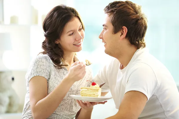 ケーキを食べるカップル — ストック写真