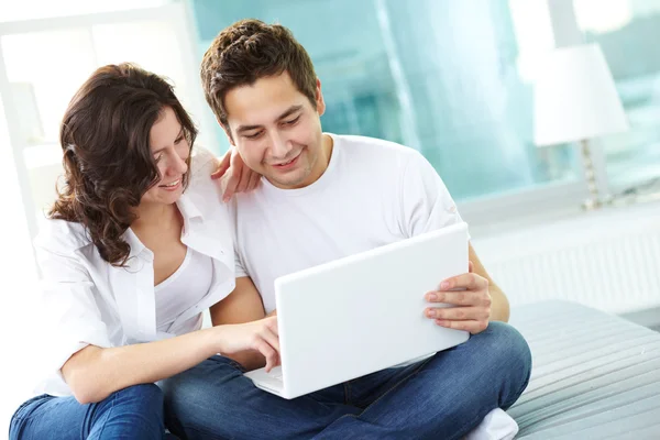 Casal com laptop — Fotografia de Stock