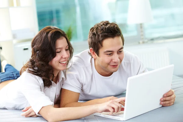 Couple using laptop — Stock Photo, Image