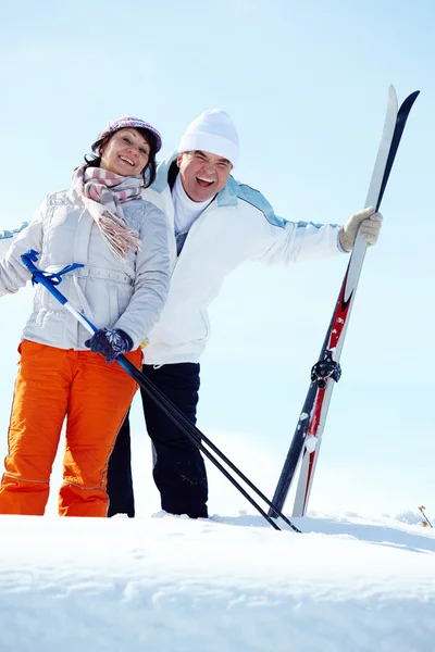 Зрелые лыжники — стоковое фото