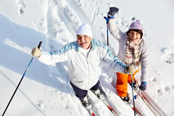 Esquiadores alegres — Fotografia de Stock