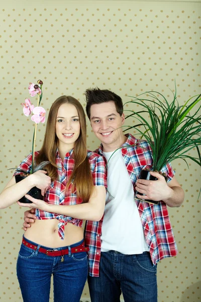 Paar mit Pflanzen — Stockfoto