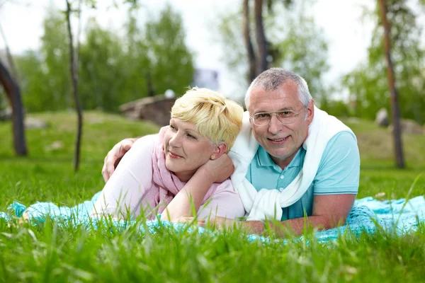 Couple on the lawn — Stock Photo, Image