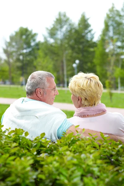 Vergadering in park — Stockfoto