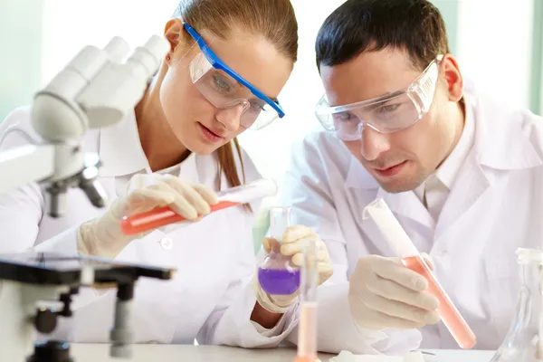 Checking up chemical reaction — Stock Photo, Image