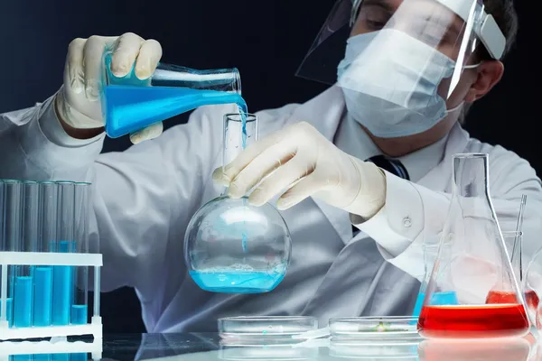 Pouring reagents — Stock Photo, Image