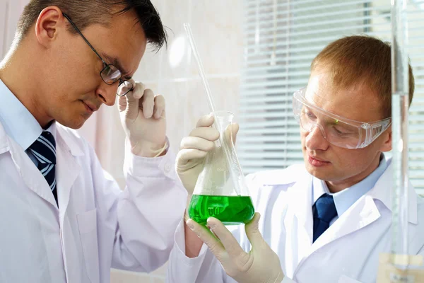 Químicos en laboratorio — Foto de Stock