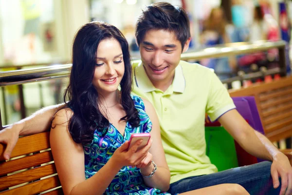 Paar mit Smartphone — Stockfoto