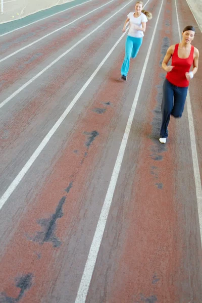 Девушки бегают в спортзале — стоковое фото