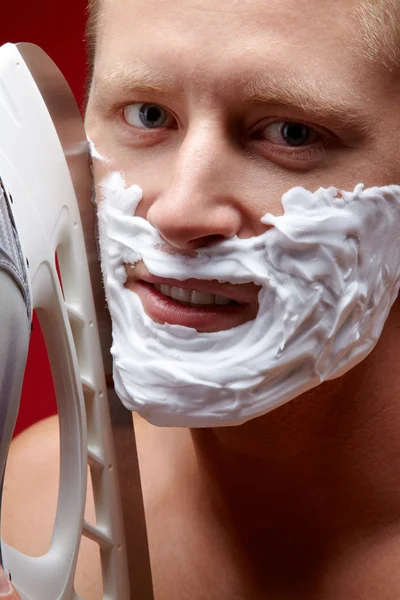 Risky shaving — Stock Photo, Image