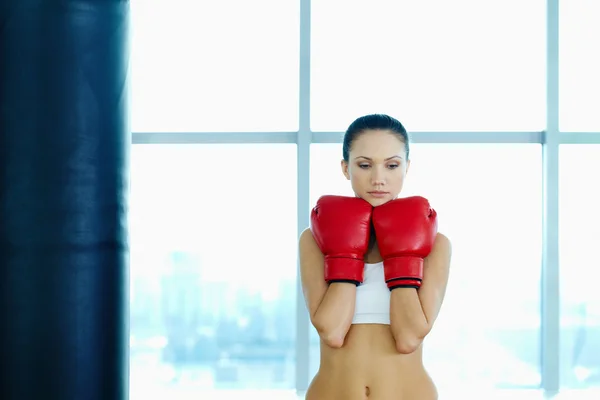 Mujer en guantes de boxeo —  Fotos de Stock
