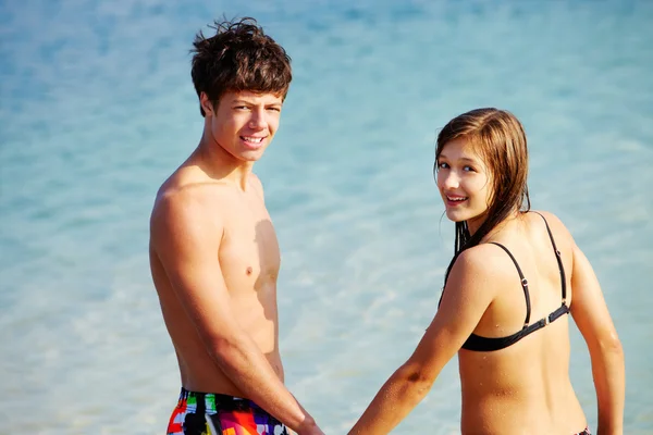 Feliz praia casal — Fotografia de Stock