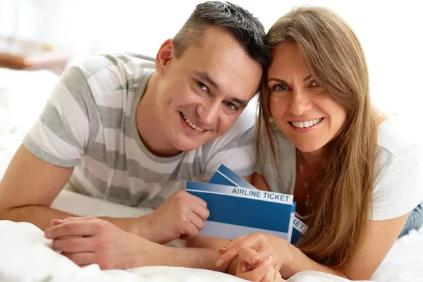 Couple with tickets — Stock Photo, Image