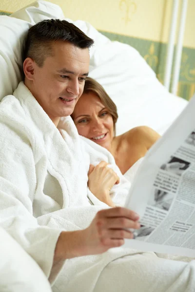 Reading in bed — Stock Photo, Image