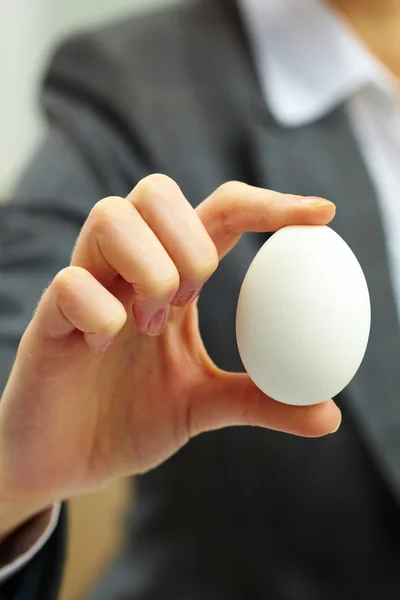 Яйцо в руке — стоковое фото