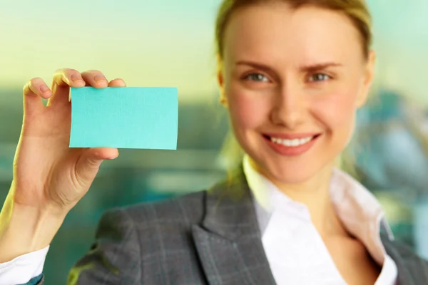 Woman with blank card — Stock Photo, Image