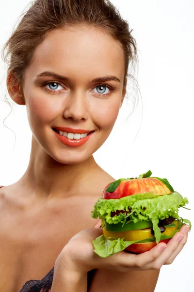 Meisje met vrucht Hamburger — Stockfoto
