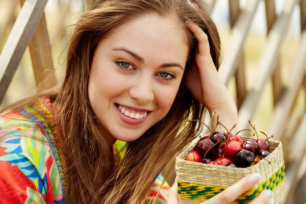Жінка з лісовими ягодами — стокове фото